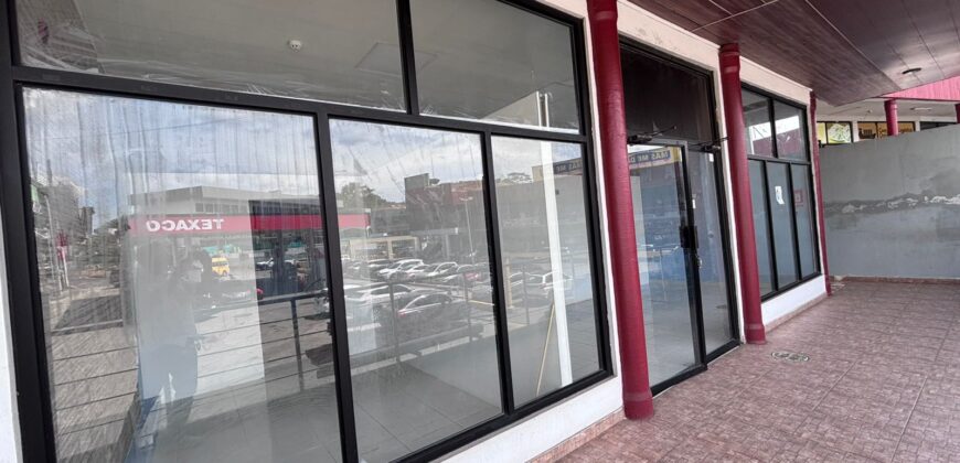 Alquilo oficina o local comercial con 5 divisiones con opción a removerlas
