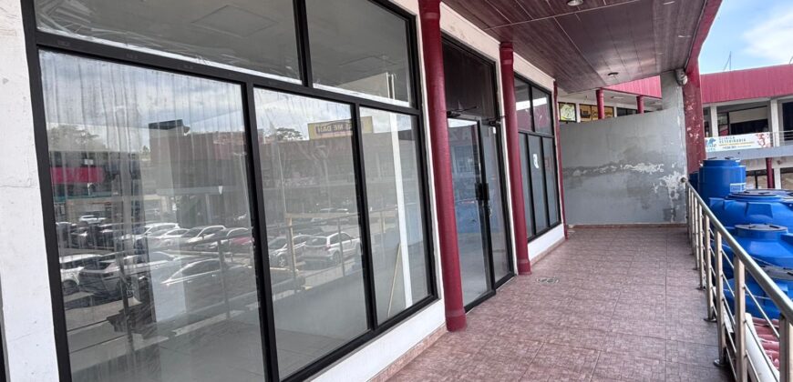 Alquilo oficina o local comercial con 5 divisiones con opción a removerlas