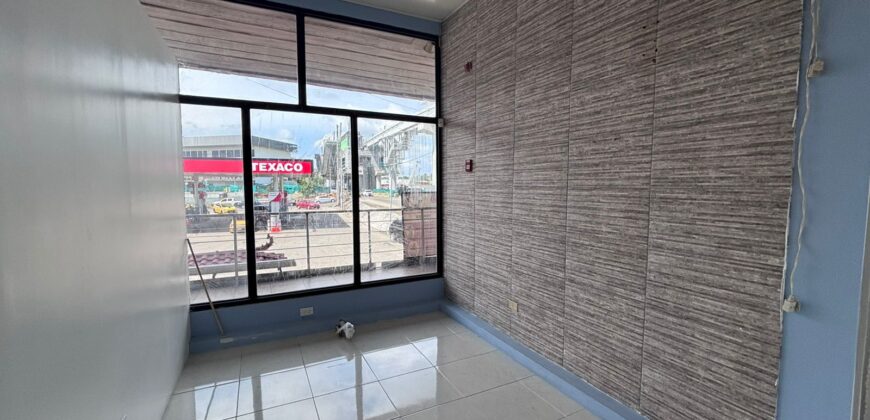 Alquilo oficina o local comercial con 5 divisiones con opción a removerlas