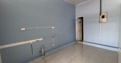 Alquilo oficina o local comercial con 5 divisiones con opción a removerlas Alquilo oficina o local comercial con 5 divisiones con opción a removerlas