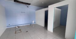 Alquilo oficina o local comercial con 5 divisiones con opción a removerlas Alquilo oficina o local comercial con 5 divisiones con opción a removerlas