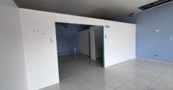 Alquilo oficina o local comercial con 5 divisiones con opción a removerlas Alquilo oficina o local comercial con 5 divisiones con opción a removerlas
