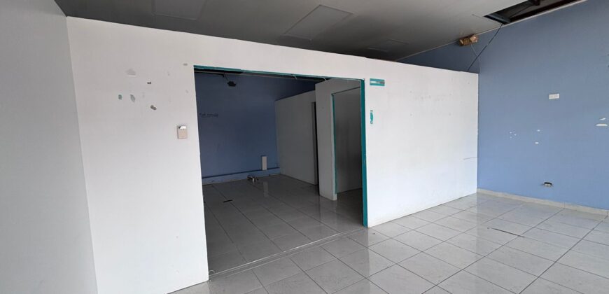 Alquilo oficina o local comercial con 5 divisiones con opción a removerlas