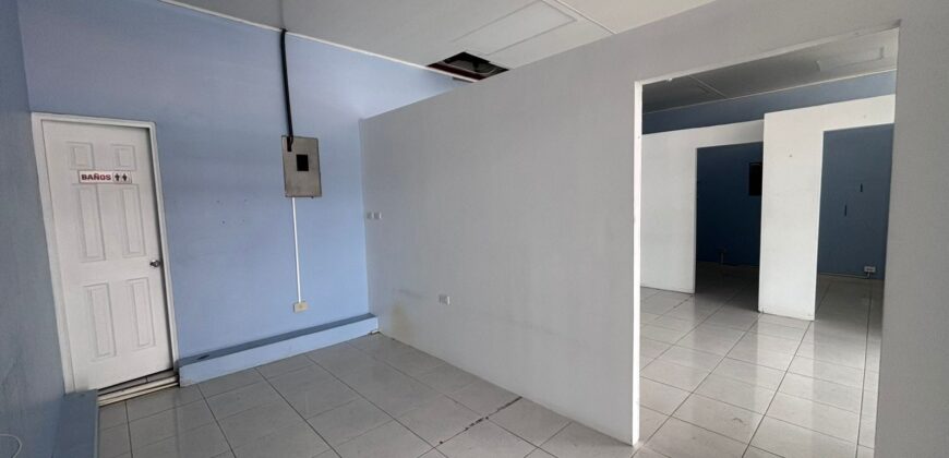 Alquilo oficina o local comercial con 5 divisiones con opción a removerlas