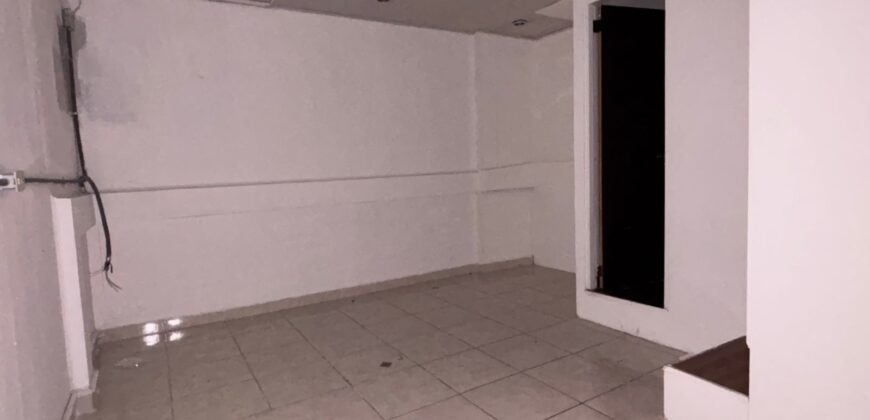 Alquilo local comercial en la entrada de Chanis sobre la Cincuentenario