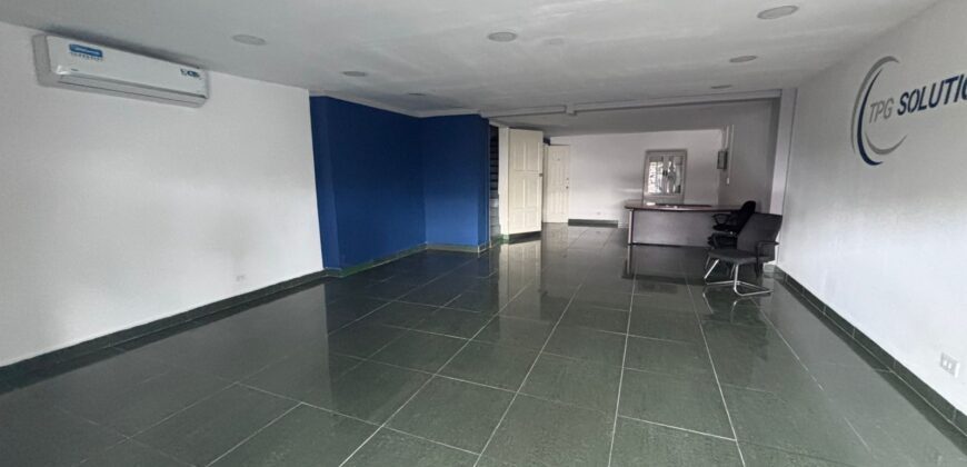 Alquilo local comercial en la entrada de Chanis sobre la Cincuentenario