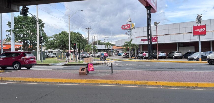 Alquilo local comercial en la entrada de Chanis sobre la Cincuentenario