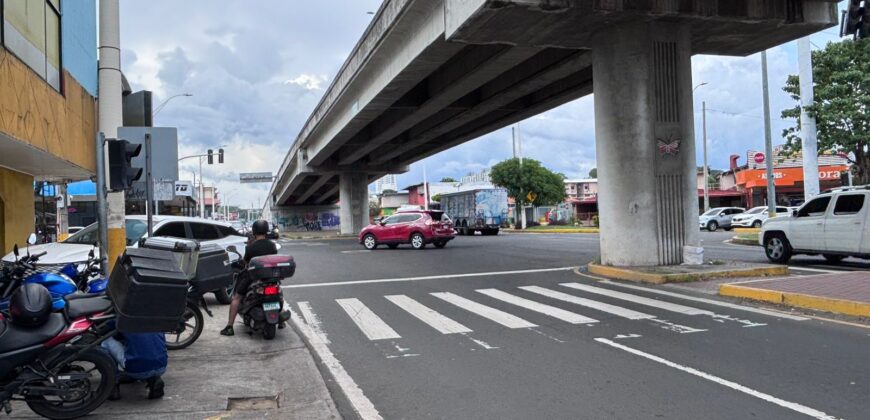 Alquilo local comercial en la entrada de Chanis sobre la Cincuentenario