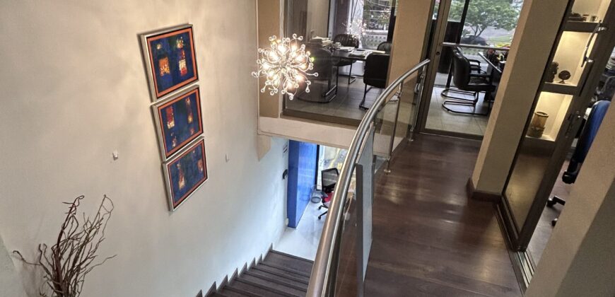 Vendo Local Comercial de 2 niveles sobre Tumba Muerto a nivel de calle
