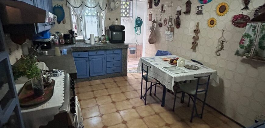 Vendo céntrica casa en equina en La Locería