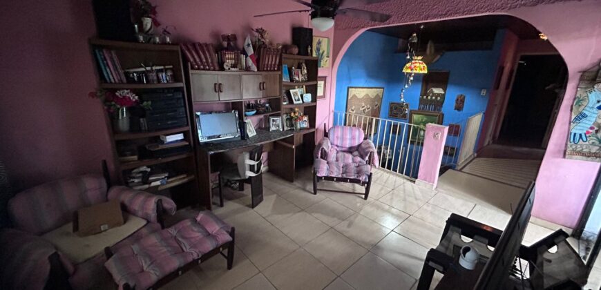 Vendo céntrica casa en equina en La Locería