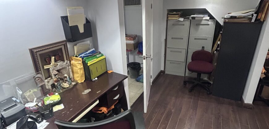 Vendo Local Comercial de 2 niveles sobre Tumba Muerto a nivel de calle
