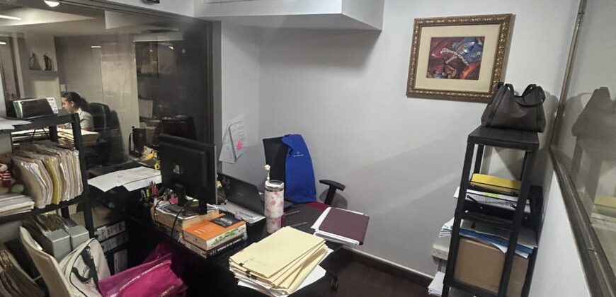Vendo Local Comercial de 2 niveles sobre Tumba Muerto a nivel de calle