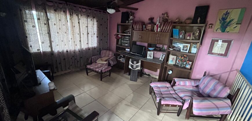 Vendo céntrica casa en equina en La Locería