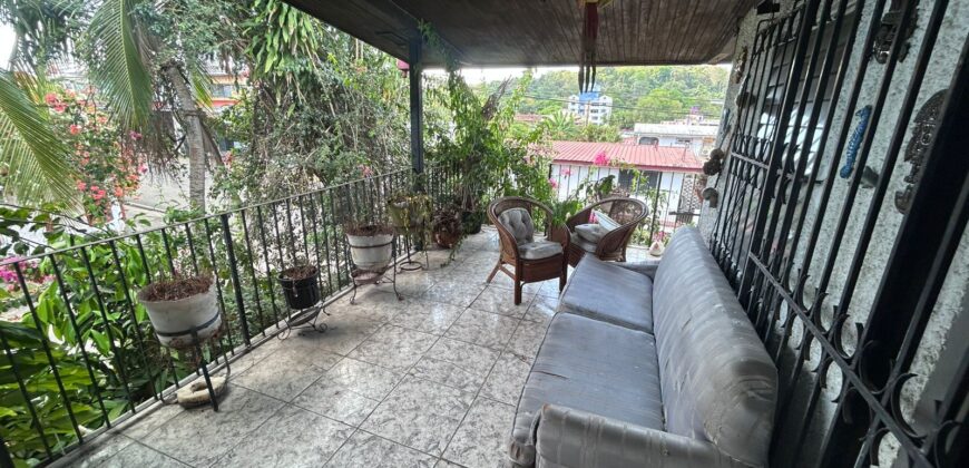 Vendo céntrica casa en equina en La Locería