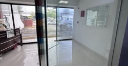 Vendo Local Comercial de 2 niveles sobre Tumba Muerto a nivel de calle