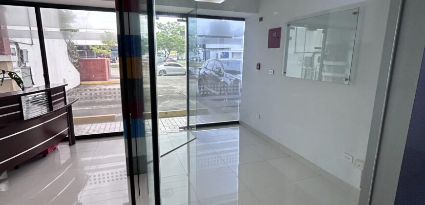 Vendo Local Comercial de 2 niveles sobre Tumba Muerto a nivel de calle