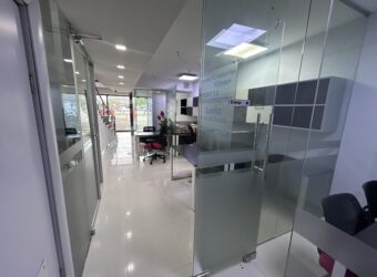 Alquilo local comercial /oficina a nivel de calle sobre Tumba Muerto