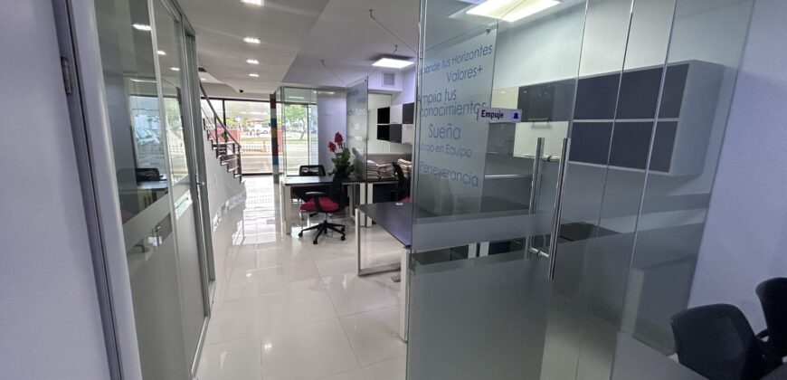 Vendo Local Comercial de 2 niveles sobre Tumba Muerto a nivel de calle