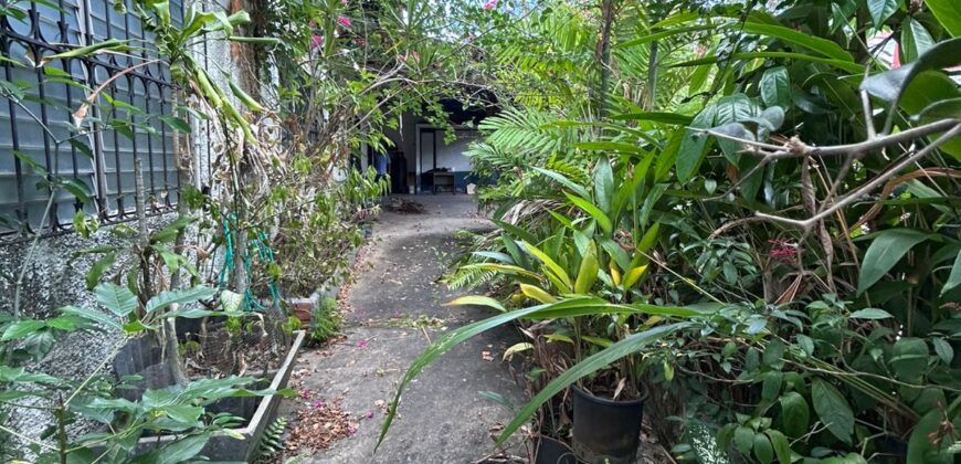 Vendo céntrica casa en equina en La Locería