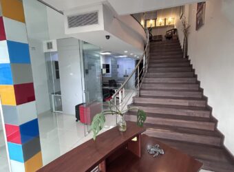 Vendo Local Comercial de 2 niveles sobre Tumba Muerto a nivel de calle