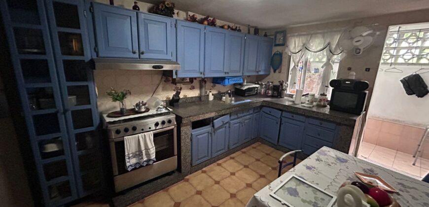 Vendo céntrica casa en equina en La Locería