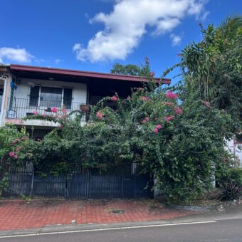 Vendo céntrica casa en equina en La Locería