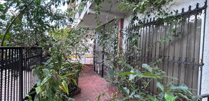 Vendo céntrica casa en equina en La Locería