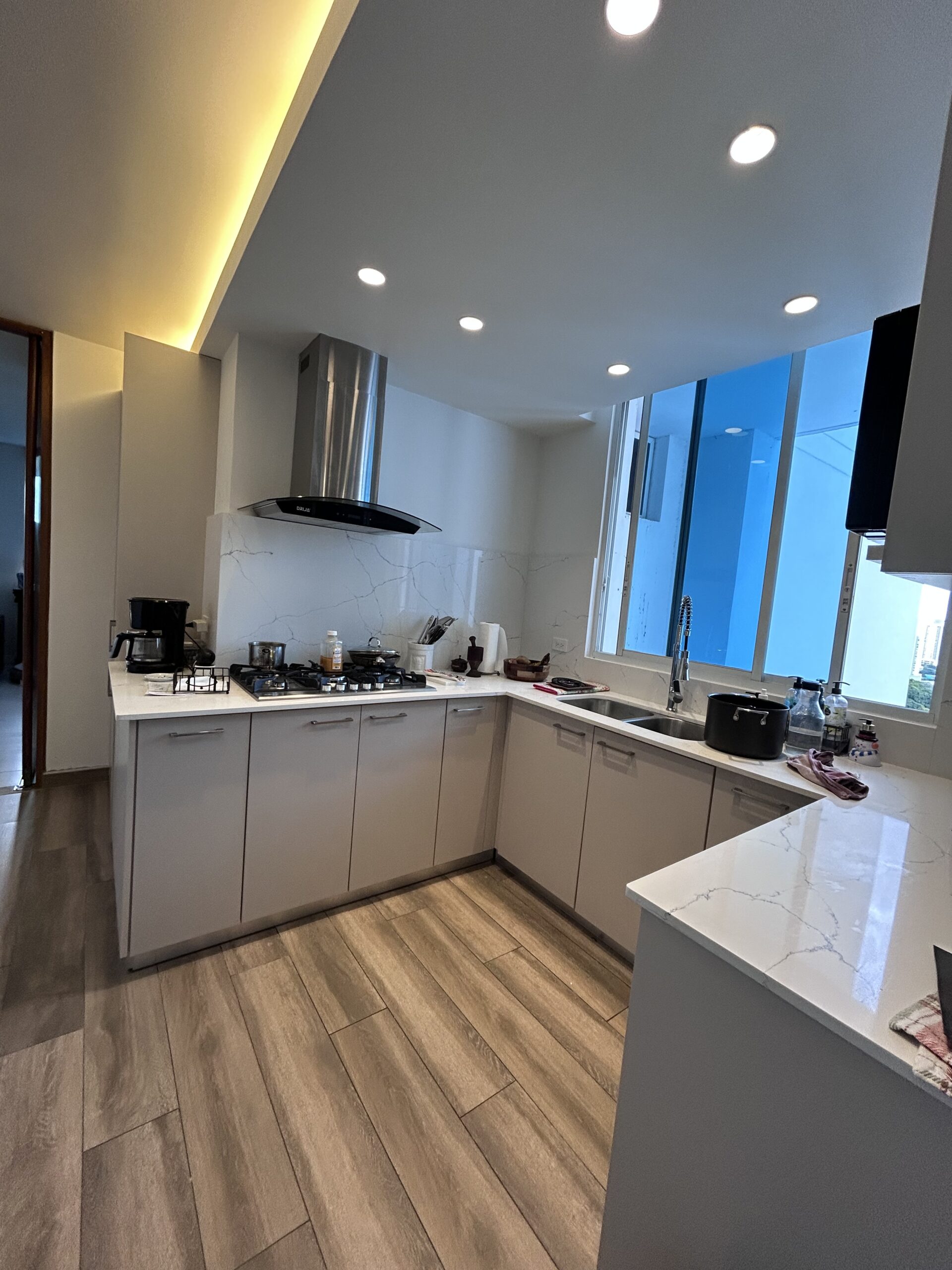 Vendo hermoso, céntrico y amplio apartamento en El Cangrejo