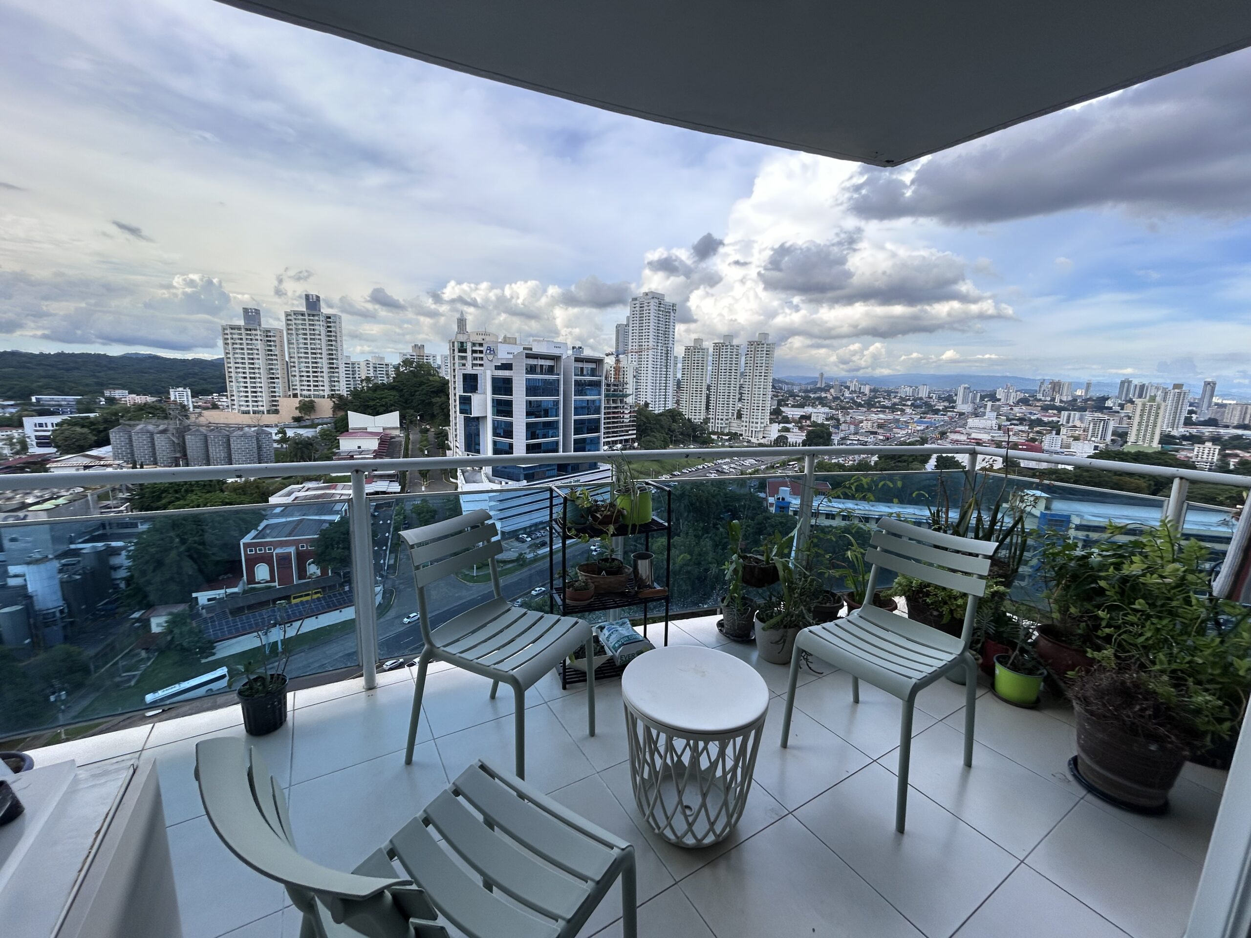 Vendo hermoso, céntrico y amplio apartamento en El Cangrejo