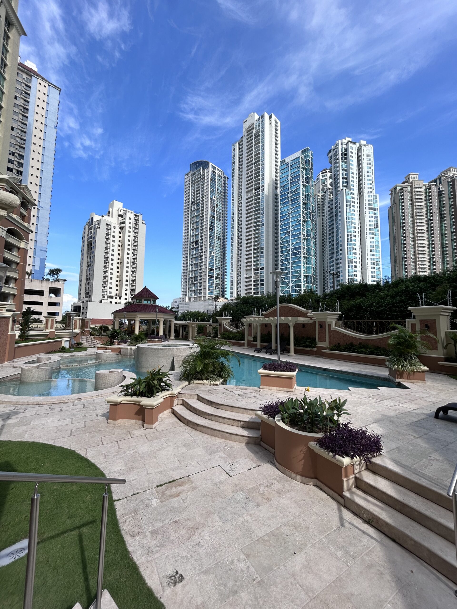 Vendo hermoso y amplio apartamento, con extraordinaria vista en Punta Pacífica.